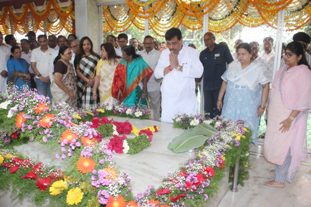 IMG 20250226 WA0003 Vadgaon ; कै.शंकररावजी चव्हाण यांना‌ वडगाव येथे समाधी स्थळी चव्हाण कुटूंबीय सह मान्यवराचे अभिवादन