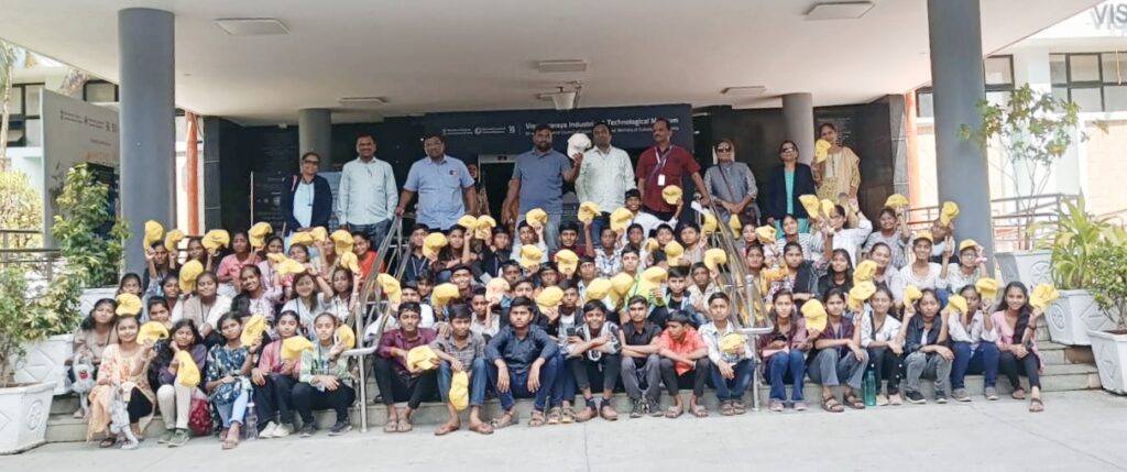 IMG 20250222 182618 On behalf of Zilla Parishad Nanded : जिल्हा परिषद नांदेडच्या वतीने शिष्यवृत्तीधारक विद्यार्थ्यांचा बंगळूर अभ्यासदौरा यशस्वीरीत्या संपन्न