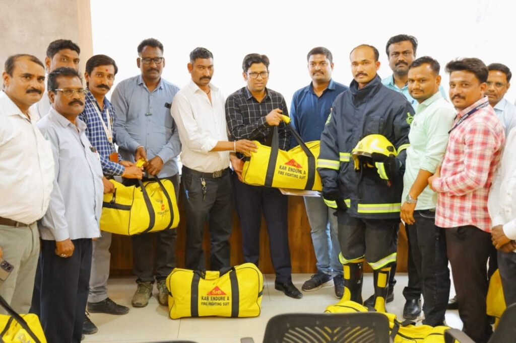 WhatsApp Image 2025 02 12 at 5.58.31 PM Fire Proximity Suite of Triple Layer : नगरपरिषदांच्या अग्निशमन यंत्रणेसाठी ट्रीपल लेअरचे फायर प्रॉक्झिमिटी सूटचे वाटप