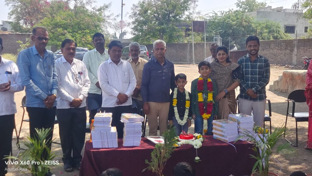 IMG 20250301 WA0002 Pawar family ; वाढदिवसावरील खर्च टाळून विद्यार्थ्यांना शैक्षणिक साहित्य वाटप ;पवार कुटुंबियांचा उपक्रम