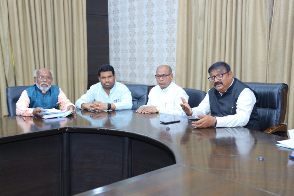 Goraksh Lokhande ; स्वतःच्या मुलांप्रमाणे वसतीगृहातील मुलांची काळजी घ्या : गोरक्ष लोखंडे यांचे आवाहन