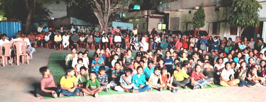 IMG 20250316 WA0006 Chhava ; छावा चित्रपट रामनगर नरहरी महाराज मंदिर परिसर सिडको मोफत‌ दाखविण्यात आला , महिला युवक नागरीक यांच्यी गर्दी