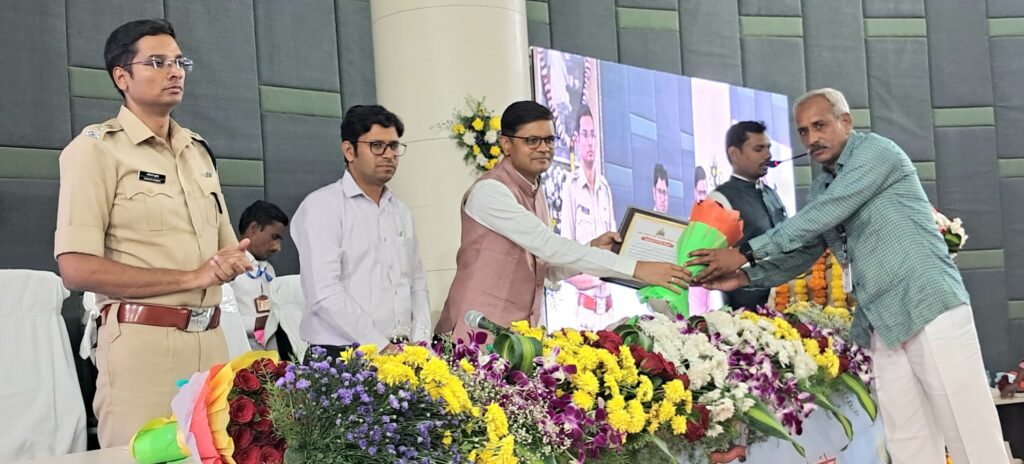 IMG 20250326 WA0004 Vasant Kalyankar ; मनपा सिडको क्षेत्रीय कार्यालयाचे कर निरीक्षक वसंत कल्याणकर यांच्या उत्कृष्ट कर्मचारी म्हणून गौरव