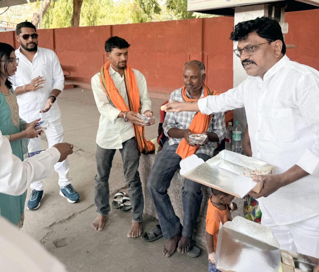 IMG 20250415 WA0013 Bhim Jayanti ; भीम जयंती निमित्त रेल्वे स्टेशन परिसरात नरवाडे परिवाराचा अन्नदान उपक्रमउ पक्रमाचे 17 वे वर्ष