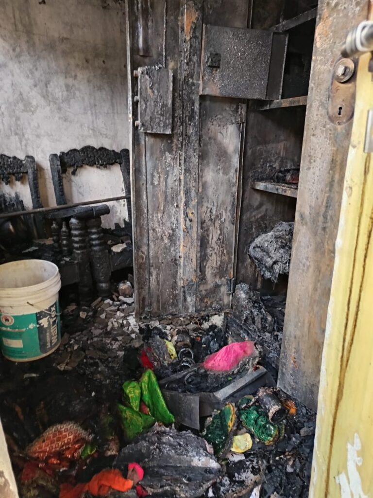 IMG 20250424 WA0024 Farmer's house burnt down : आदमपुर येथे शॉर्टसर्किटने शेतकऱ्याचे घर जळून १० लाखाचे नुकसान