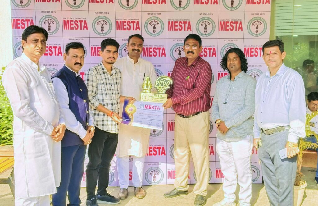 Gurukul English School Honored ; हिमायतनगर येथील गुरुकुल इंग्लीश स्कुलचा सर्वोत्कृष्ठ शाळा पुरस्काराने सन्मान