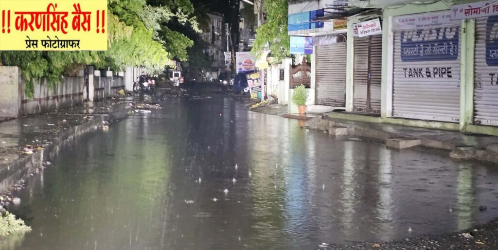 1001273103 Pre Monsoon Rain Nanded ; मान्सूनपूर्व अवकाळी पावसाने नांदेड शहरात पाणीच पाणी; नाले सफाई झाली नसल्याने सखल भागातील घरांत शिरले पाणी