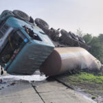 501058597 695628509893668 8295072294446825346 n Cement container overturned : टेंभी - खडकी फाट्यामध्ये भरधाव वाहनाला साईड देताना सिमेंटचा कंटेनर उलटला