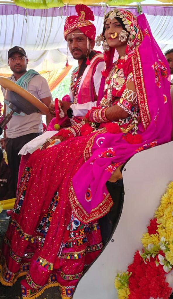 IMG 20250517 WA0028 Preserve Social Culture ; पारंपारिक बंजारा पेहराव परिधान करुन विवाह थाटत सामाजिक संस्कृति जपण्याचा माहूरातील जोडप्याचा प्रयत्न