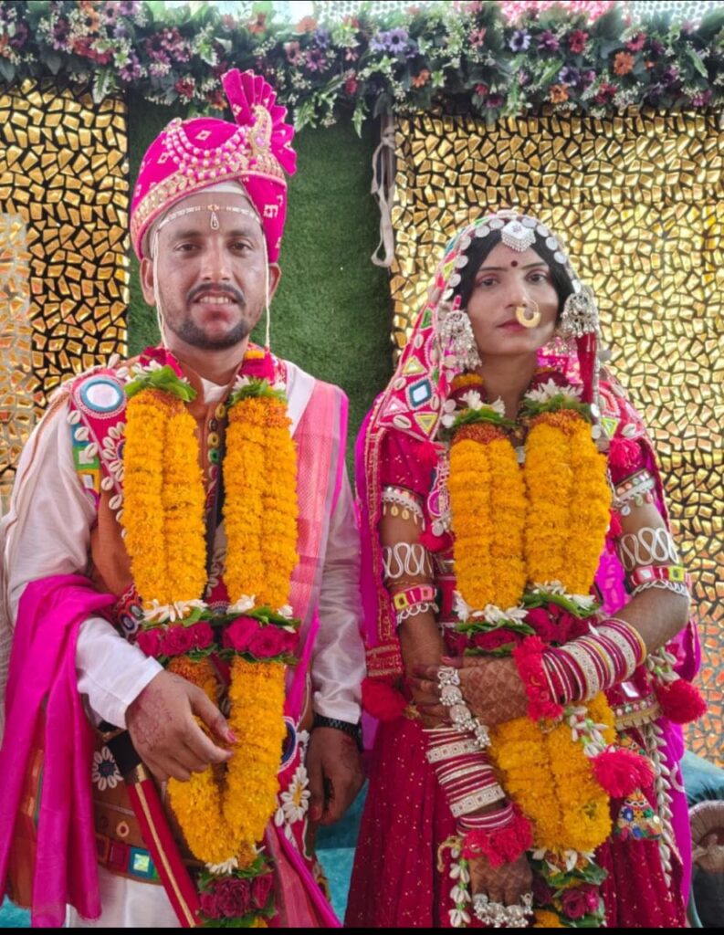 IMG 20250517 WA0030 Preserve Social Culture ; पारंपारिक बंजारा पेहराव परिधान करुन विवाह थाटत सामाजिक संस्कृति जपण्याचा माहूरातील जोडप्याचा प्रयत्न