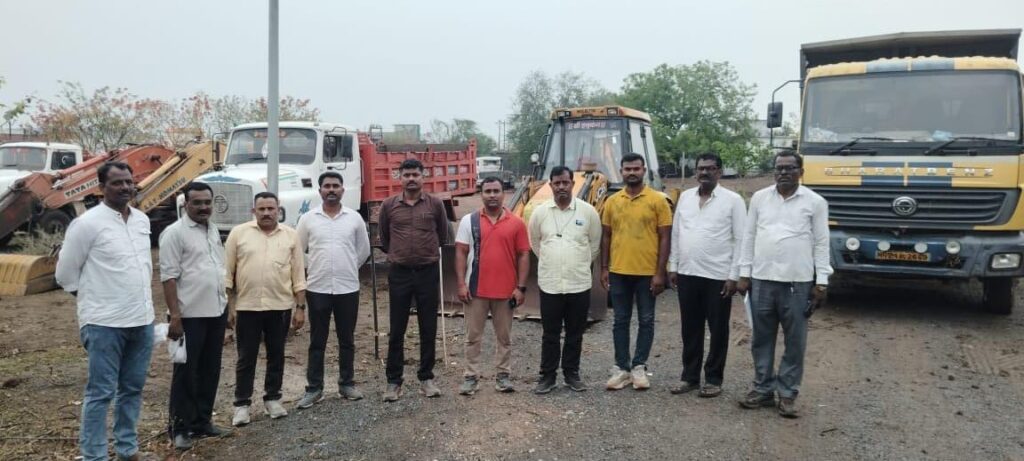IMG 20250522 WA0033 Sand Thift Vehicals Seized ; गोदावरी पात्रातून वाळू उपसा करणारे ९ इंजिन, ३ जेसीबी, हायवा, टिप्पर जप्त
