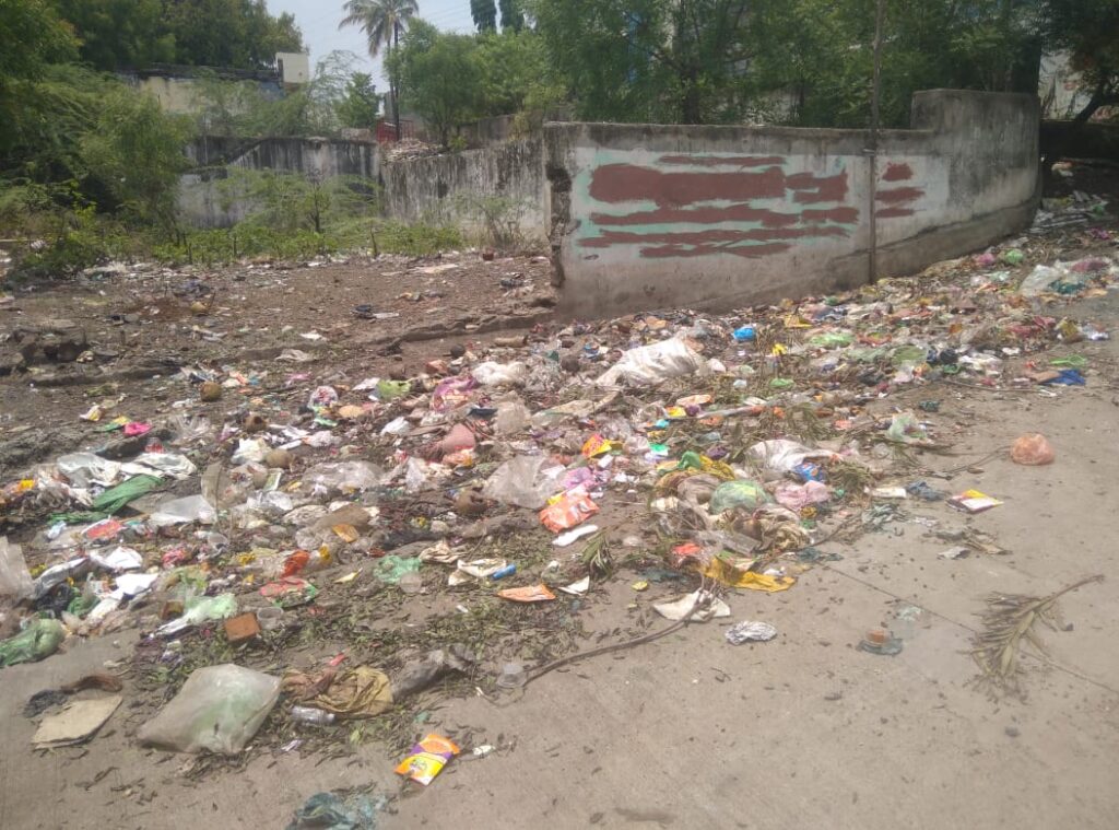 IMG 20250527 WA0011 CIDCO ; सिडको परिसरातील मुख्य व अंतर्गत रस्त्यावर कचराच कचरा, स्वच्छता विभागाचे दुर्लक्ष