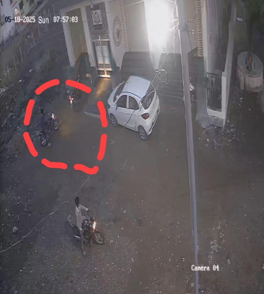 IMG 20250520 195811 Two Wheeler Thift ; हिमायतनगर शहरातील संभाजीनगर भागातून दुचाकी चोरीला चोरटा सीसीटीव्ही कॅमेऱ्यात कैद, पोलिस तपास सुरू