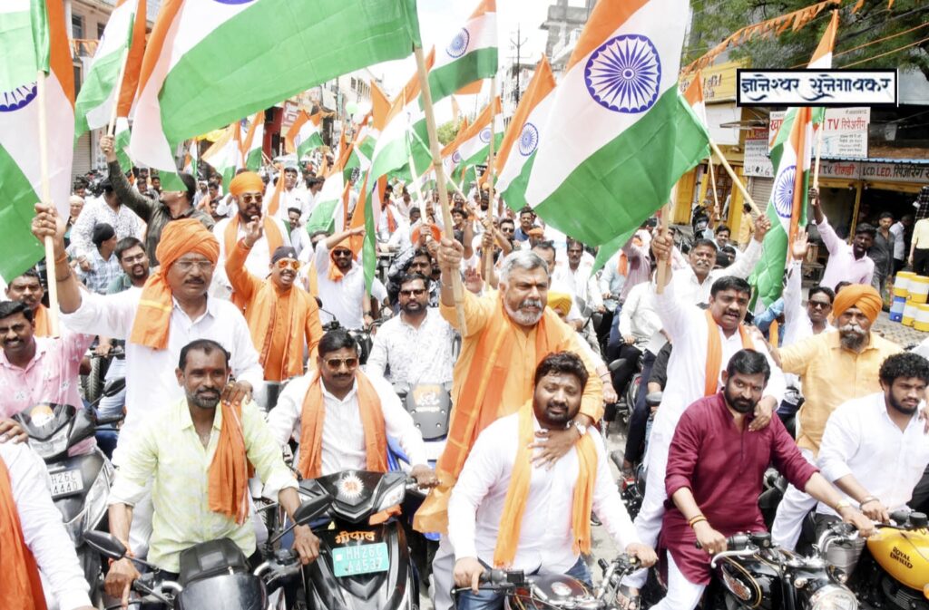 Shivsena Tiranga Rally ; भारतीय सैनिकांच्या समर्थनात शिवसेनेच्या तिरंगा रॅलीला उदंड प्रतिसाद