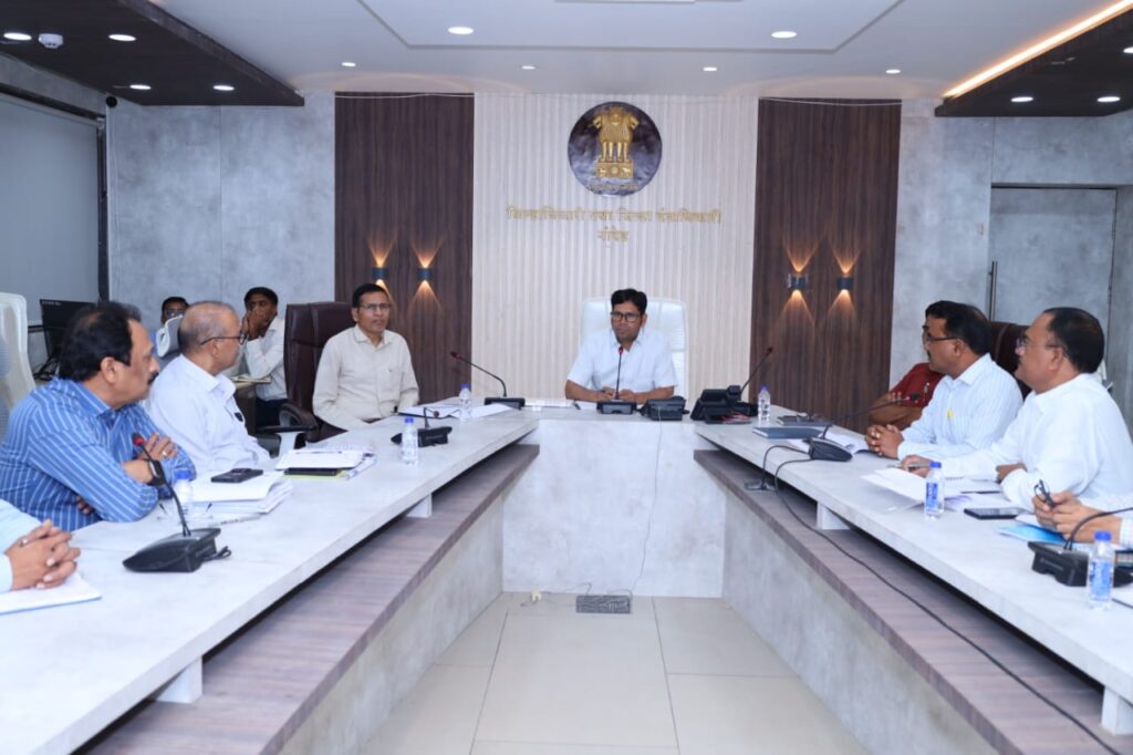 District Collector : विद्युत पुरवठा सुरळीत राहील याची दक्षता घ्या : जिल्हाधिकारी