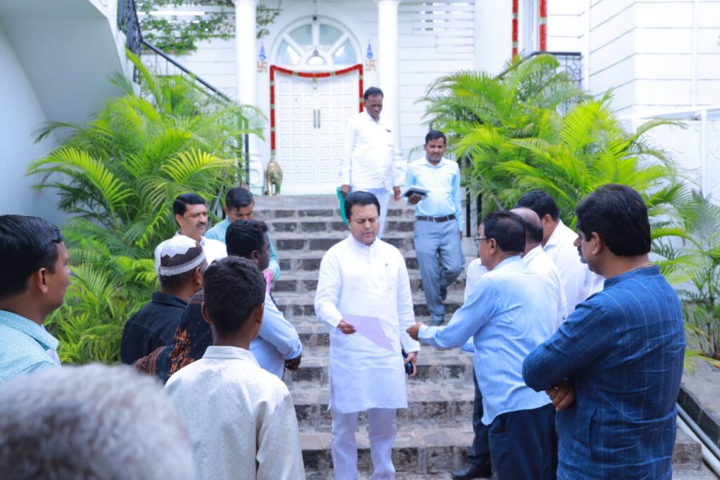 1 5 Amit Deshmukh : माजी मंत्री आ. अमित देशमुख यांनी घेतली बाभळगाव येथे पदाधिकारी, कार्यकर्ते व नागरिकांची भेट