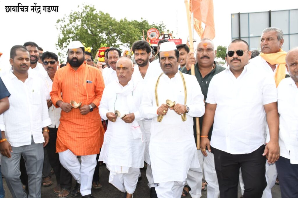 1004153760 Mla.Prataparav Patil Chikhlikar : साधू महाराज कंधारकर यांच्या पायीदिंडीचे आ.प्रतापराव पाटील चिखलीकर यांच्या मित्र मंडळाकडून स्वागत