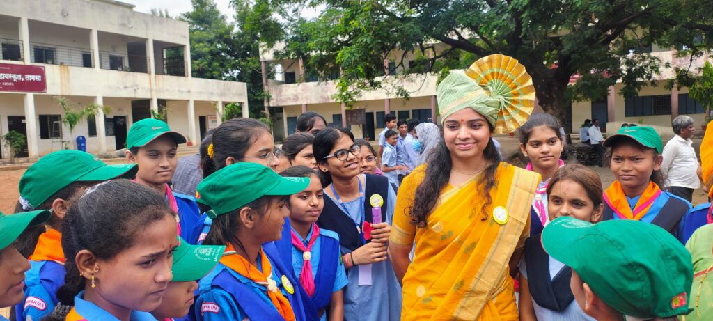 14990b94 d9f7 463f aa21 7e6190345ab1 the first day of school : शाळेच्या पहिल्या दिवशी जिल्ह्यात रंगला गुलाबपुष्प स्वागताचा उपक्रम