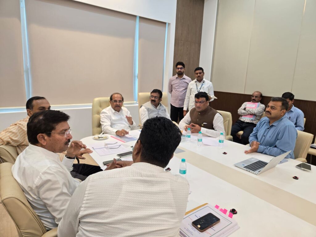 IMG 20250604 WA0024 Meeting of ajit gopchhade ; नांदेड जिल्ह्यातील जलसंपदा प्रकल्पांच्या प्रलंबित प्रश्ना संदर्भात जलसंपदामंत्री विखे पाटील यांच्यासोबत खा. डॉ. अजित गोपछडे यांची मंत्रालयात बैठक