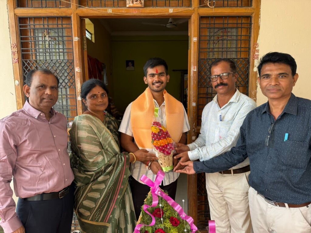 IMG 20250616 WA0003 NEET exam ; नीटच्या परीक्षेत वेदांत लाकडे यांचे यश