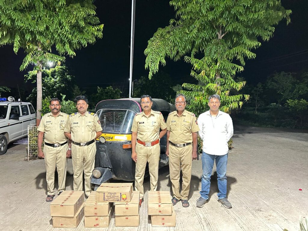 IMG 20250617 WA0004 Nanded Police ; देशी दारुची वाहतूक करणारा ऑटोसह पोलीसांनी पकडला ; एक लाख वीस हजार रुपयेचा माल जप्त
