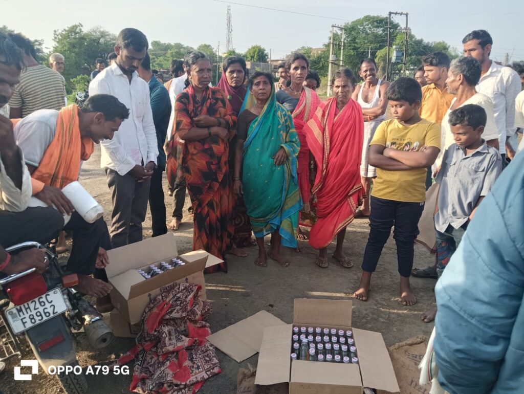 IMG 20250621 WA0030 Women of Yeoli village protest against liquor ban: दारूबंदीच्या विरोधात येवली गावच्या महिलांचा एल्गार