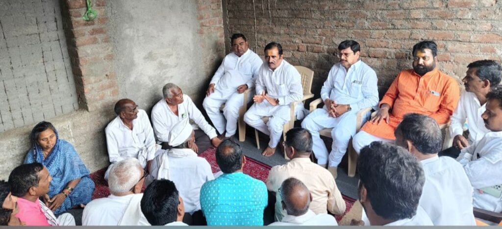 IMG 20250622 WA0052 Savargaon (N.) : सावरगाव (न.) मुलाची आत्महत्या त्यानंतर वडिलांचा मृत्यू ; त्या कुटुंबियांचे आ चिखलीकरांकडून सांत्वन