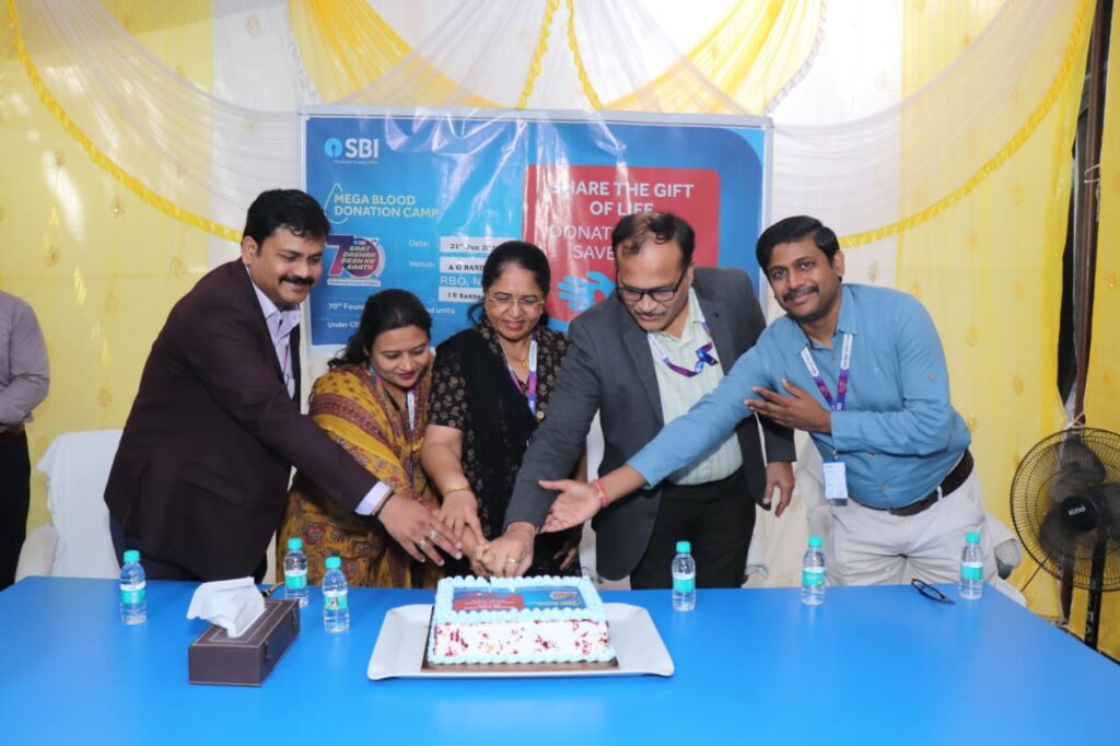 IMG 20250624 WA0008 blood donation camp ; स्टेट बँक ऑफ इंडियाच्या औद्योगिक वसाहत शाखा शिवाजीनगर शाखेत भव्य रक्तदान शिबिर