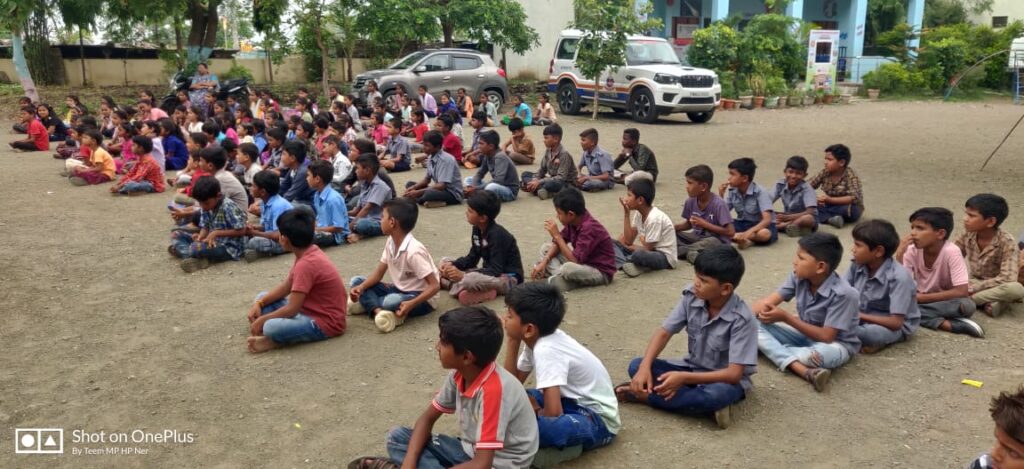 IMG 20250625 WA0053 Assistant Vehicle Inspector : सहाय्यक वाहन निरीक्षकांचा विद्यार्थ्यांशी मुक्त संवाद; अचानक दिलेल्या भेटीमुळे सर्वजण चकीत