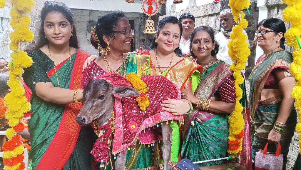 IMG 20250628 WA0055 Cow Calf Birthday ; लोह्यात भोस्कर कुटुंबीयांकडून गोमातेच्या वासराचे बारसे भोस्कर कुटूंबियांनी दिला गोमातेचे रक्षण करण्याचा संदेश