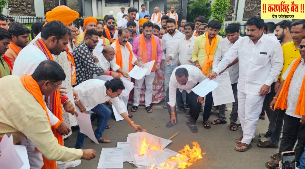 IMG 20250629 WA0063 Holi of Hindi compulsory GR : उद्धव बाळासाहेब ठाकरे पक्षातर्फे नांदेडमध्ये हिंदी सक्तीच्या GR ची होळी