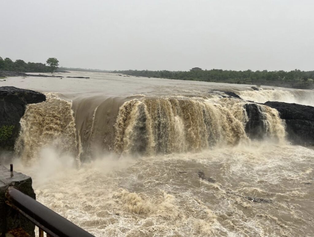 IMG 20250626 163323 Sahasrakund waterfall : निसर्गाच्या सौंदर्यात भर टाकणारा सहस्त्रकुंड धबधबा ओसडून वाहू लागला