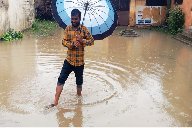 The first rains : कामारी परिसरात मंगळवारी झालेल्या पहिल्याच पावसाने अंगणवाडी भागात निर्माण झाले तळे 2 anganwadi 1 1 The first rains : कामारी परिसरात मंगळवारी झालेल्या पहिल्याच पावसाने अंगणवाडी भागात निर्माण झाले तळे