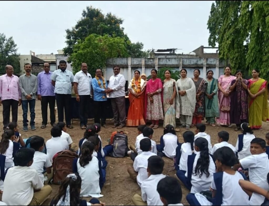 IMG 20250701 WA0001 Congratulations : सौ.महाराज यांना मुख्याध्यापक पदी पदोन्नतीसाठी शुभेच्छा तर सहशिक्षक येवते यांना निरोप