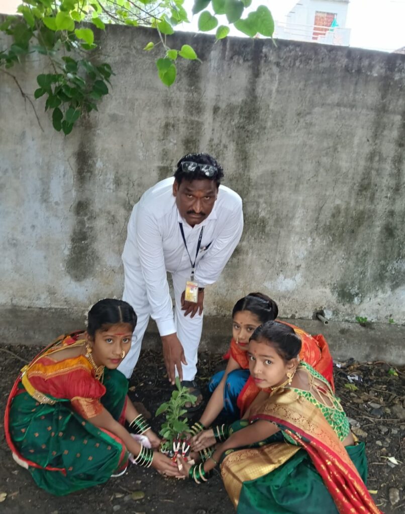 IMG 20250707 WA0001 Indira Gandhi High School, Hudco ; इंदिरा गांधी हायस्कूल हडको मध्ये आषाढी एकादशी निमित्याने वृक्षारोपण