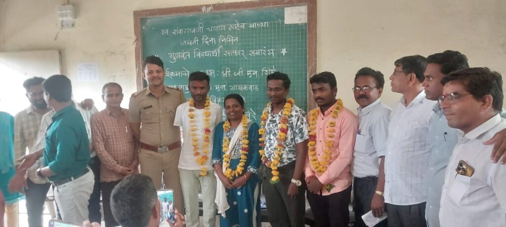 IMG 20250717 WA0000 Indira Gandhi Junior College ; इंदिरा गांधी कनिष्ठ महाविद्यालयात पार पडला गुणवंत विद्यार्थी सत्कार समारंभ सोहळा