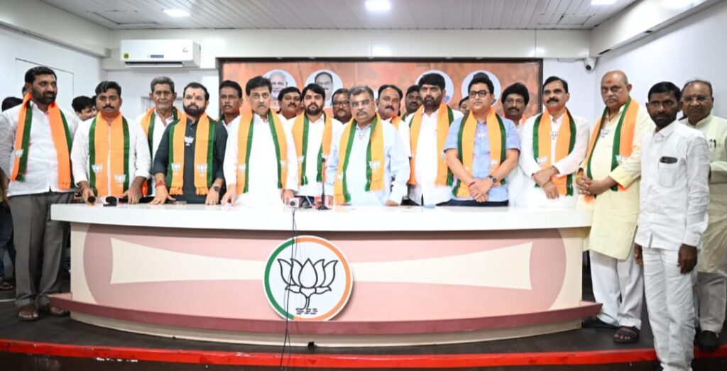 IMG 20250717 WA0048 Bjp join : राष्ट्रवादीचे दिनकर दहिफळे सभापती गजानन मुंडे सहित बाजार समिती संचालकांचा भाजपात जाहीर प्रवेश !
