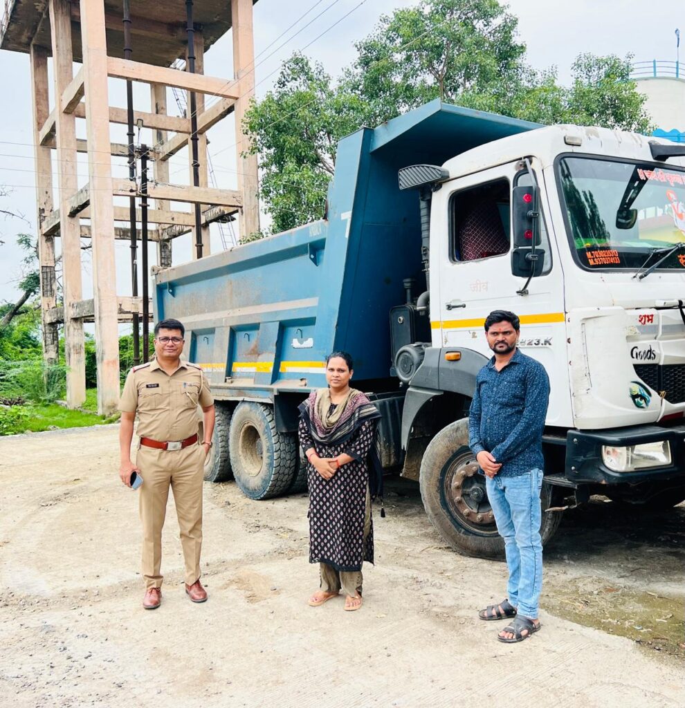 sand smuggler : काळी रेतीची चोरटी वाहतुक करणारा हायवा पकडुन एकुण 22 लक्ष 30 हजाराचा मुद्देमाल जप्त