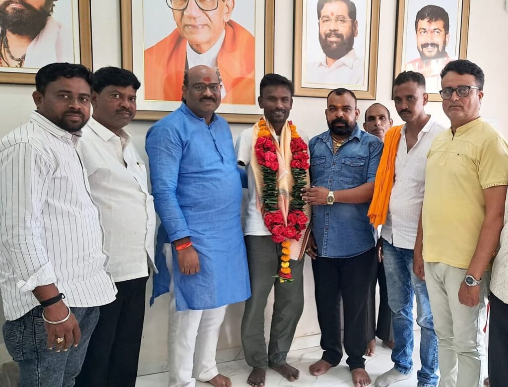 Vaibhav Paitwar ; दोन्ही हात गमावलेल्या वैभव पईतवार यांच्या माजी उपमहापौर विनय पाटील गिरडे यांच्या वतीने सत्कार