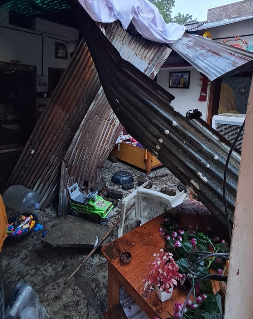 IMG 20250721 WA0006 Due to heavy rain : सिडको परिसरात पडलेल्या मुसळधार पावसामुळे घरावरील पत्रे उडून पडली,कुठलीही जीवितहानी नाही
