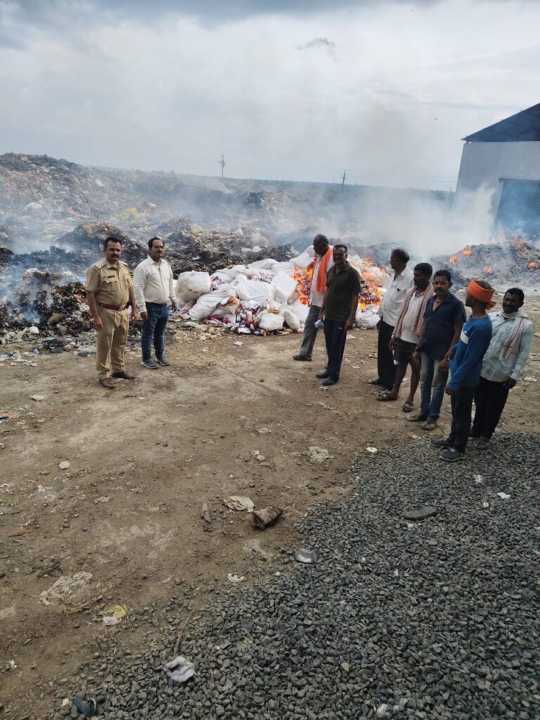 IMG 20250721 WA0050 Gutakha destroyed : मुखेड पोलिसांनी गुटख्याचा एकूण 21 लक्ष 21 हजर 910 रुपयाचा मुद्देमाल नष्ट केला