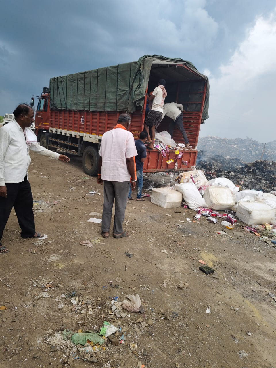 IMG 20250721 WA0051 Gutakha destroyed : मुखेड पोलिसांनी गुटख्याचा एकूण 21 लक्ष 21 हजर 910 रुपयाचा मुद्देमाल नष्ट केला