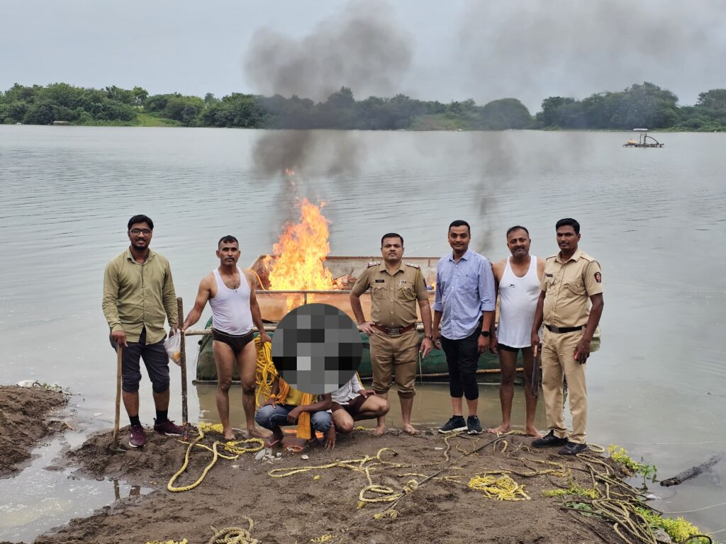 IMG 20250725 WA0109 Police Raid Godavari Riverbed : नांदेड ग्रामीण पोलिसांचा गोदावरी नदीपात्रात छापा : दोन आरोपींनी सिनेस्टालाईन पाठलाग करून पकडले