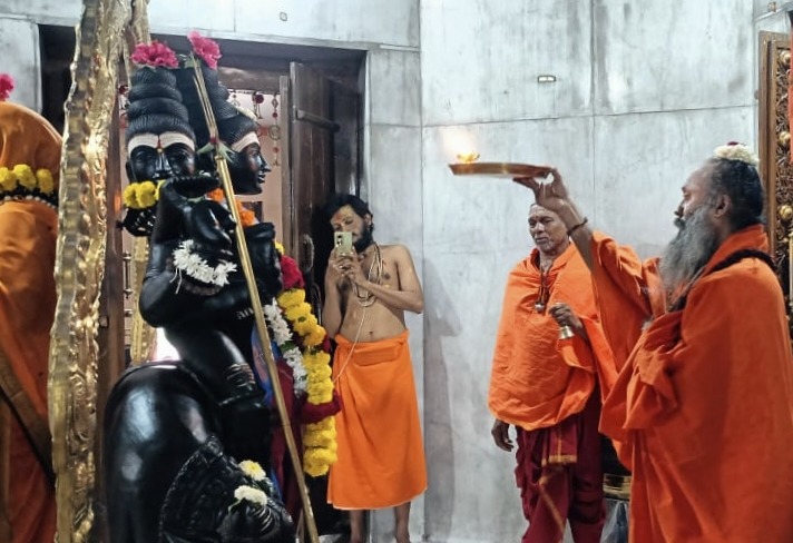 Venkataswami Maharaj : मनाला स्थिर करण्यासाठी मोबाईल नव्हे भगवंताचा नामस्मरण आवश्यक – व्यंकटस्वामी महाराज