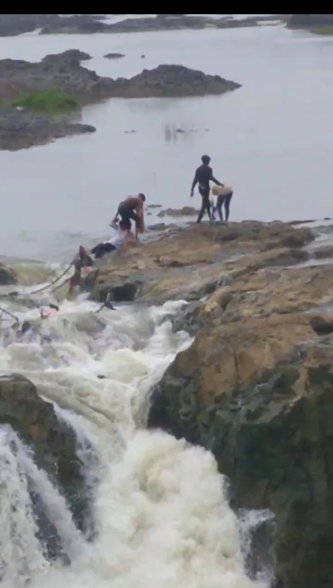 IMG 20250712 121848 Sahasrakund waterfall : सहस्रकुंड धबधब्यावर पर्यटकांची सुरक्षा धोक्यात जिल्हाधिकारी व पोलीस अधीक्षक यांनी लक्ष द्यावं