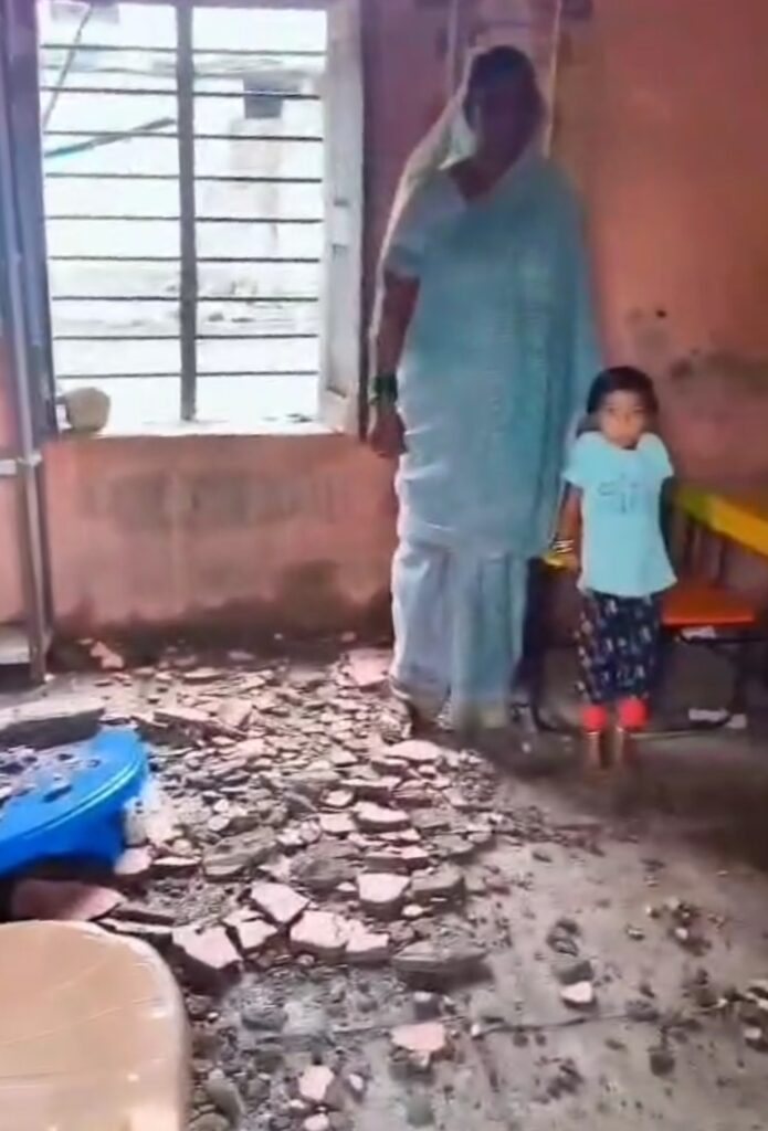 IMG 20250731 094049 anganwadi : सातेगाव येथील अंगणवाडीचे छत कोसळले; चिमुकले बालबाल बचावले