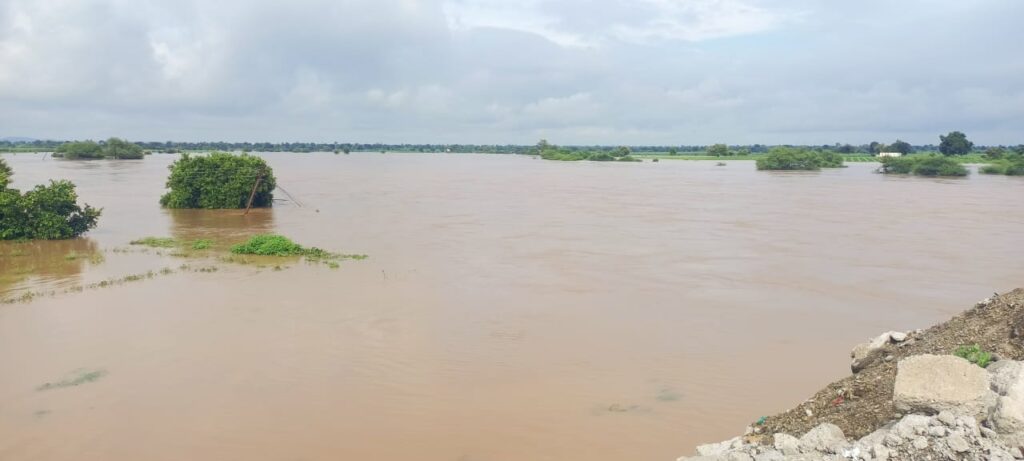 1009035278 Isapur Dam opened : ईसापुर धरणाचे 13 दरवाजे उघडले.....हदगाव तालुकयातील नदीकाठच्या शेतीचे प्रचंड नुकसान