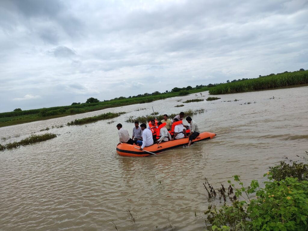 rescue operation : रेस्क्यू ऑपरेशन यशस्वीपणे राबवून प्रशासनाने केले पुरग्रस्तांचे मदतकार्य सुरू