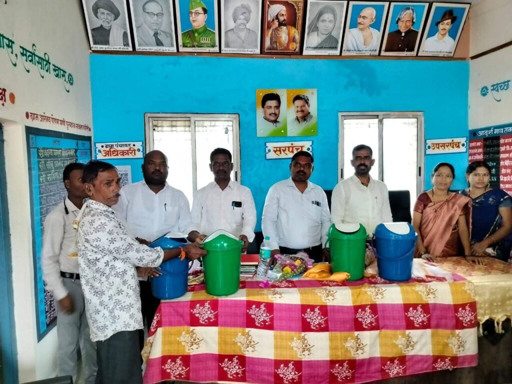 FB IMG 1755094639748 Distribution of garbage bins : ग्रामपंचायत टेंभीतर्फे कचराकुंड्यांचे वाटप