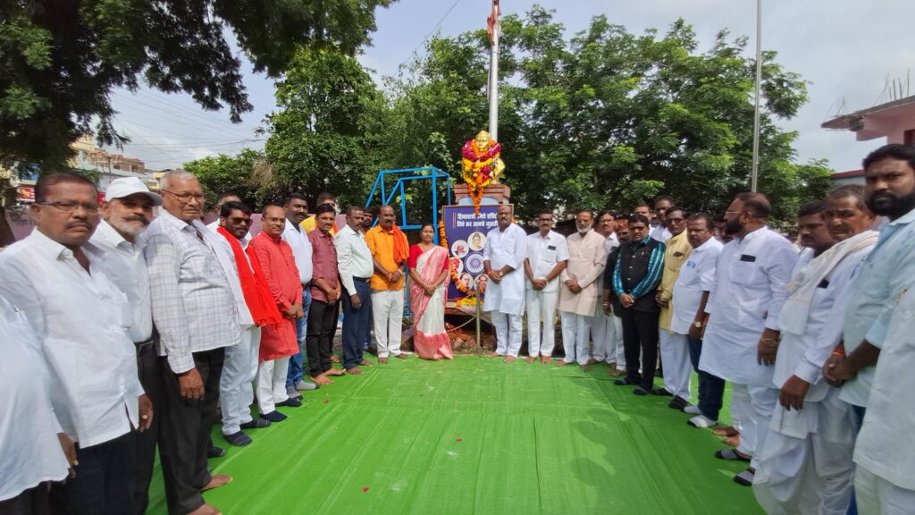 IMG 20250801 WA0007 CIDCO ; सिडको येथे अण्णाभाऊ साठे जयंतीनिमित्त अण्णाभाऊ साठे पुतळ्यास अभिवादन